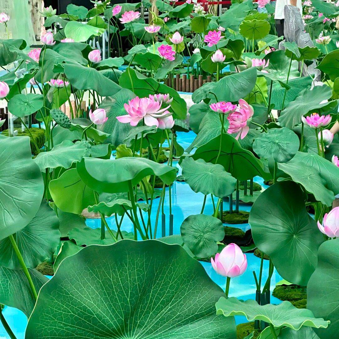 夏日商场室内荷花仿真花造景氛围荷花池装饰仿真莲蓬荷叶拍摄道具