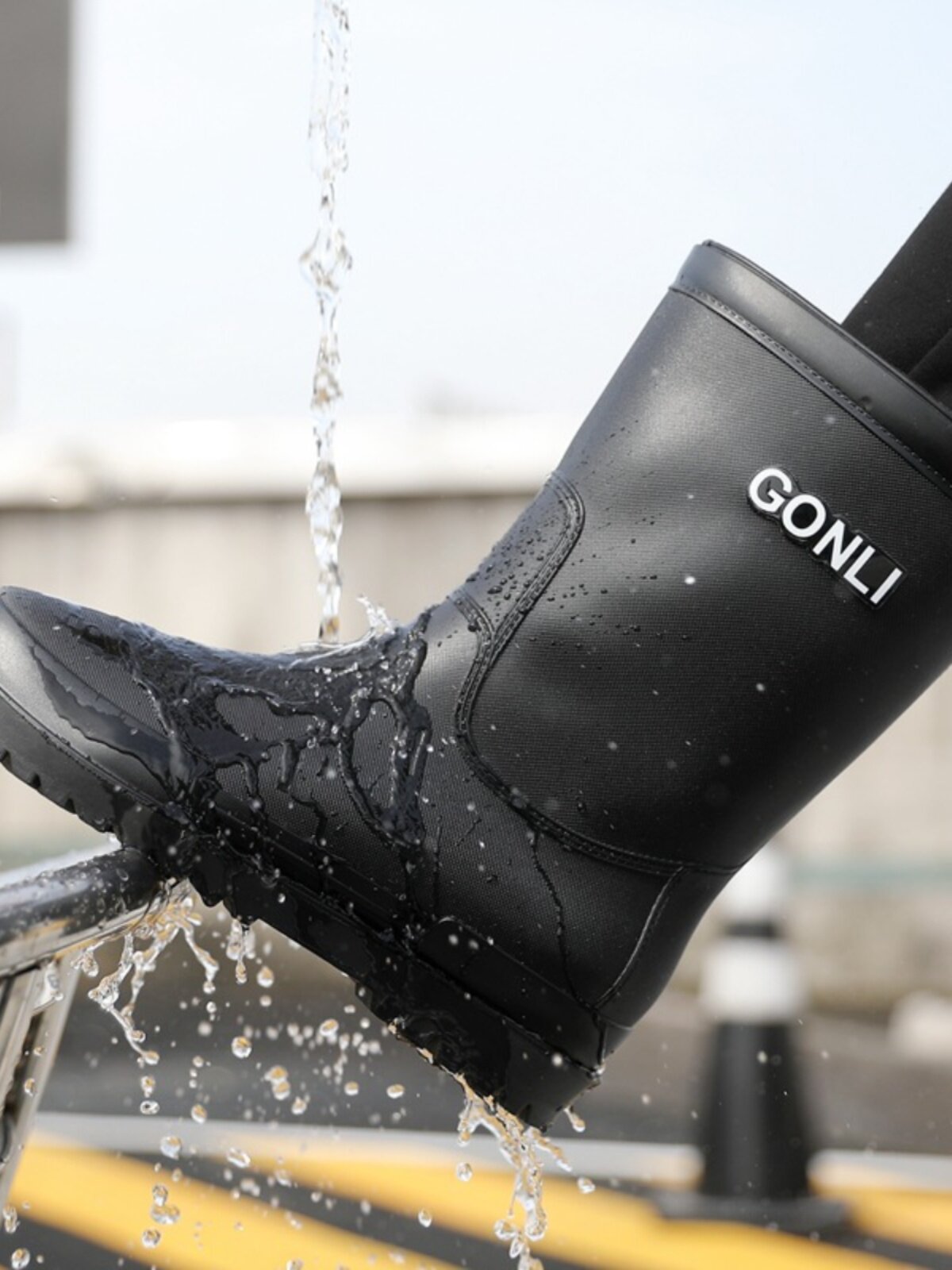 RAIN BOOTS MENS MEDIUM CUT WATER BOOTS FOR ALL SEASONS ANTI-SLIP WEAR-RESISTANT RAIN BOOTS FLEECE WARM KITCHEN SHOES FOR FISHING AND CAR WASHING