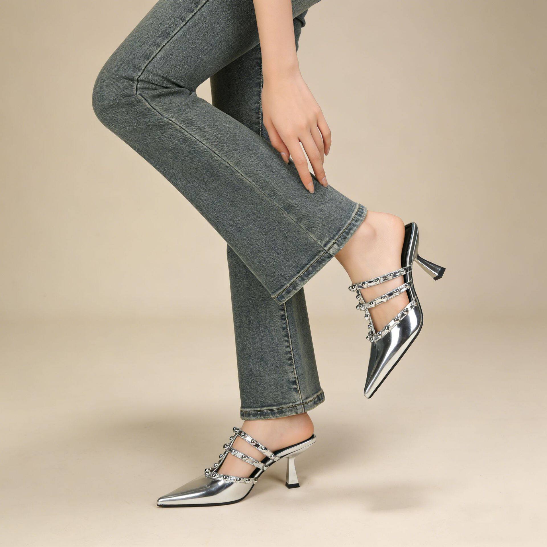 铆钉穆勒鞋女2026春季新款银色镜面尖头高跟鞋细跟包头半拖凉鞋女