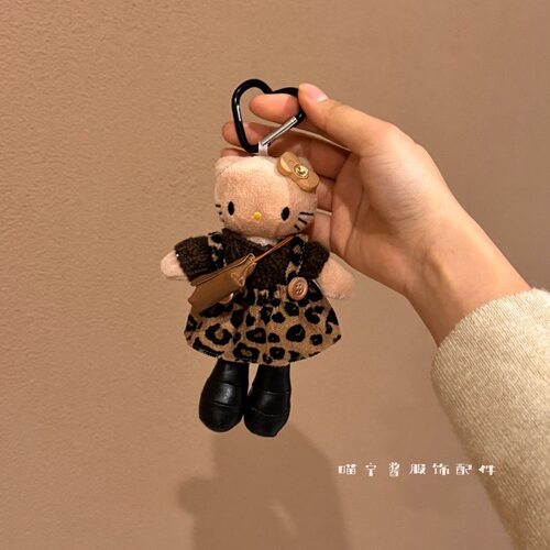牛仔裤挂饰新款可爱长腿kitty毛绒裙子换装娃衣ins风玩偶背包钥匙