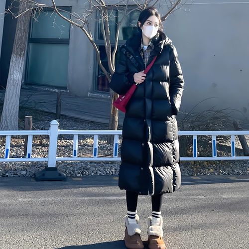 90白鸭绒长款过膝黑金连帽羽绒服