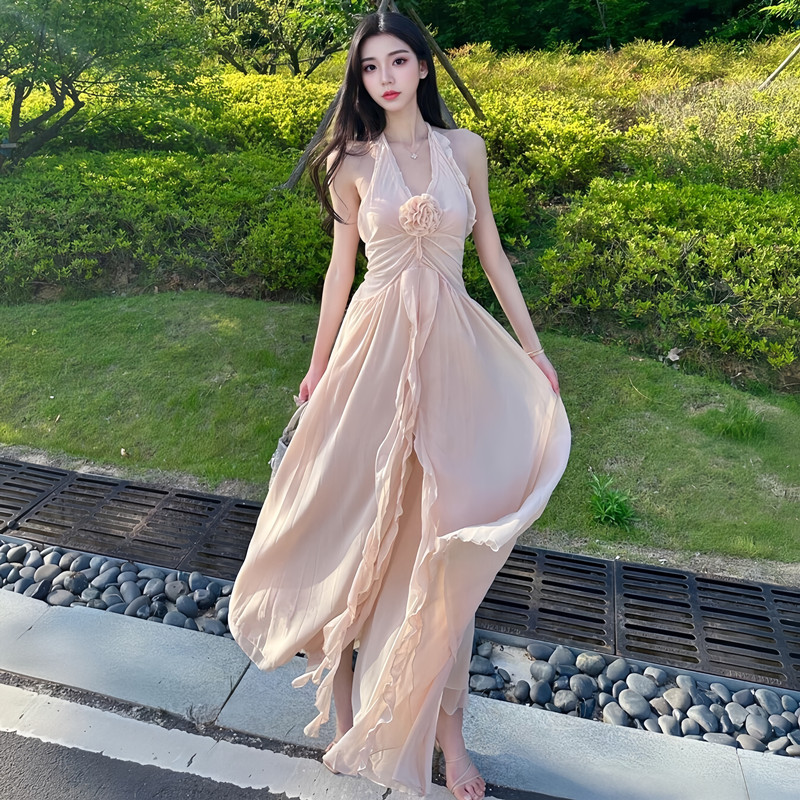 纯欲温柔风挂脖V领木耳边连衣裙女2025新款海边度假漂亮绝美长裙