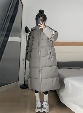 韩国学生三条杠连帽羽绒服女长款过膝2025冬季新款白鸭绒情侣外套
