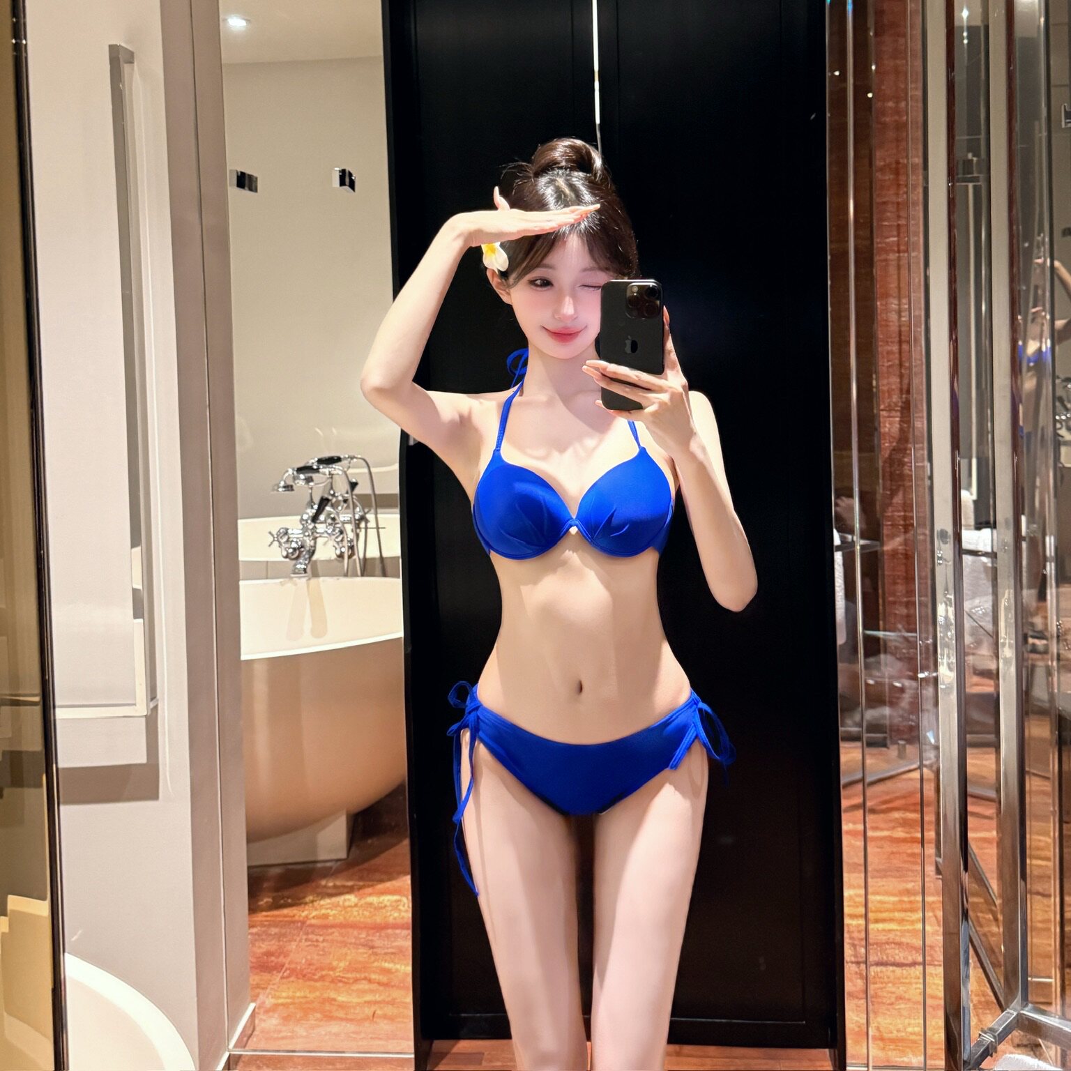 蓝色超显白绝美2025新款比基尼小胸聚拢三点式气质性感海边泳衣女