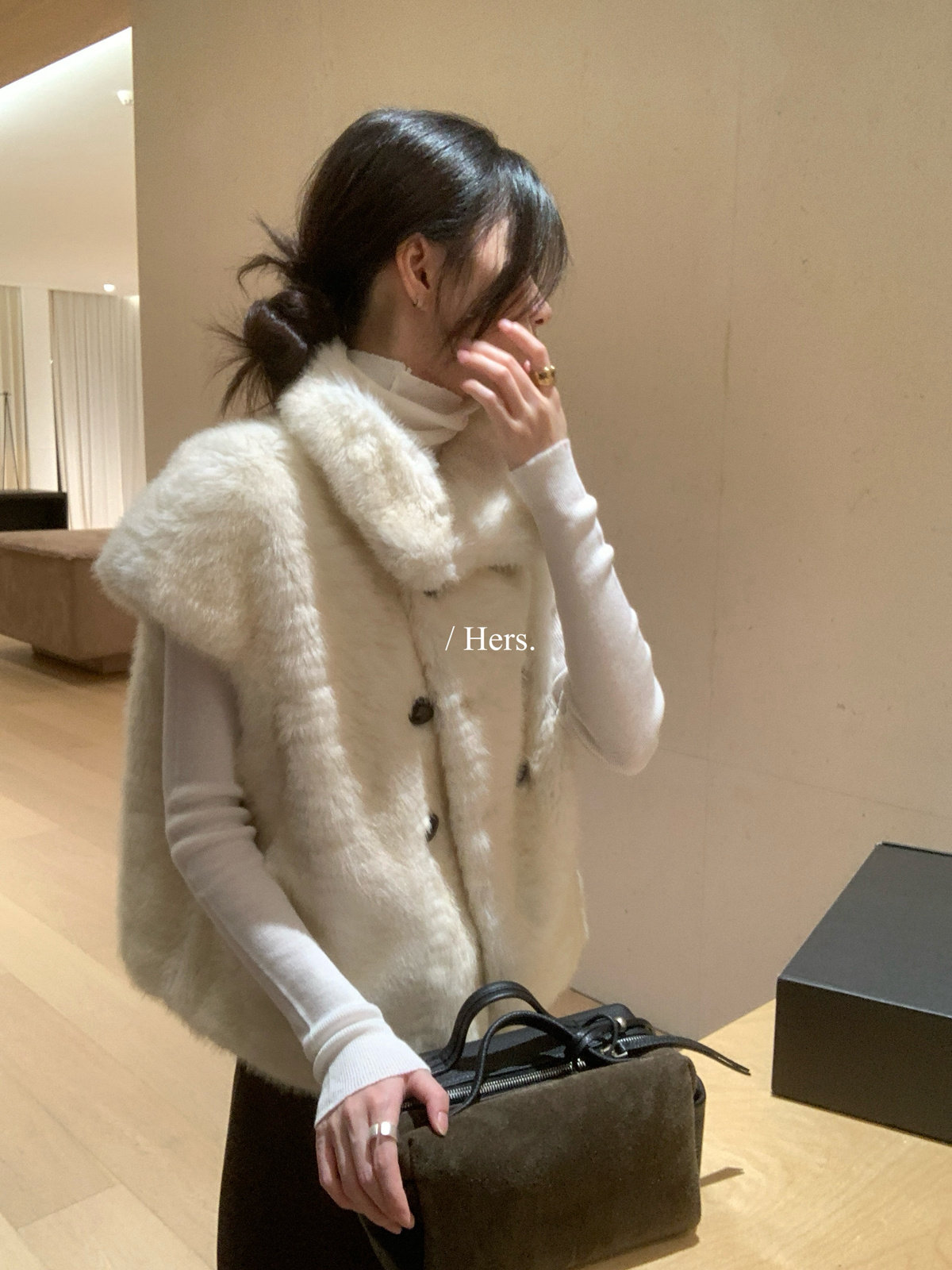 一勺甜【Hers】氛围感毛绒绒小斗篷皮毛一体马甲女2026冬62176