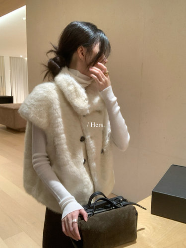 一勺甜【Hers】氛围感毛绒绒小斗篷皮毛一体马甲女2026冬62176