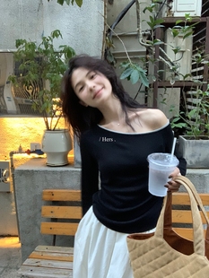 一勺甜 hers设计感撞色斜肩针织衫女2025早秋显瘦显瘦打底衫92133