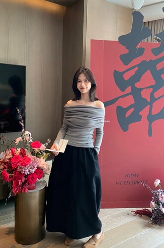 METWO 2150灰色一字肩女2025秋新款温柔设计感褶皱露肩针织上衣