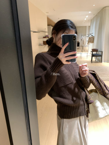 Hers双口袋高领拉链毛衣外套女