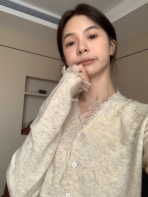 一勺甜 hers复古气质重工蕾丝V领针织开衫女2025秋冬打底衫95211#