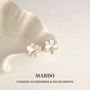 法式 轻奢高级气质耳环小众设计耳饰 复古白色花朵珍珠耳钉2025新款