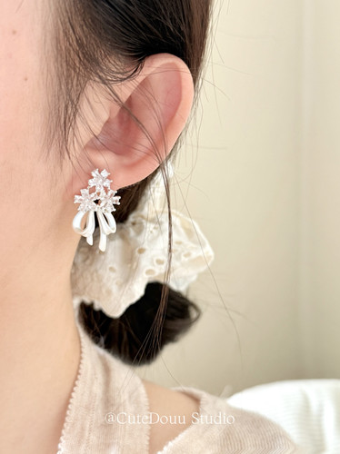 CuteDouu 丝带花束 定制重工锆石花朵丝带耳钉温柔高级感耳饰配饰
