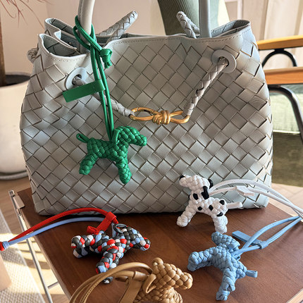 bv1编织包挂小狗钥匙扣羊皮狗狗挂件皮绳真皮包包挂饰 高级感皮质