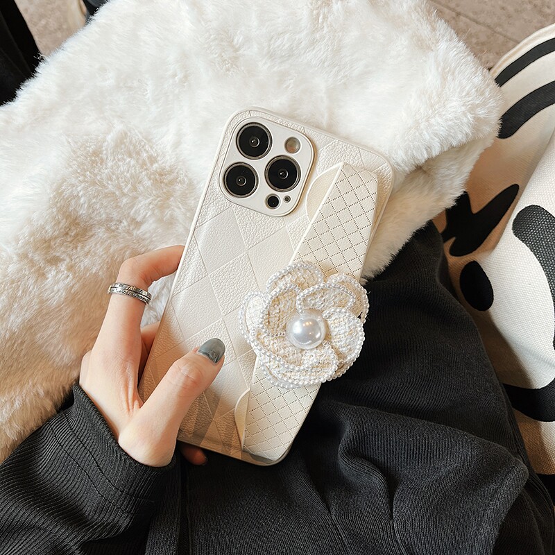 白色皮纹山茶花腕带适用苹果16手机壳iphone17promax女15pro高级感13硅胶11/xs全包防摔12pro新款14pro保护壳