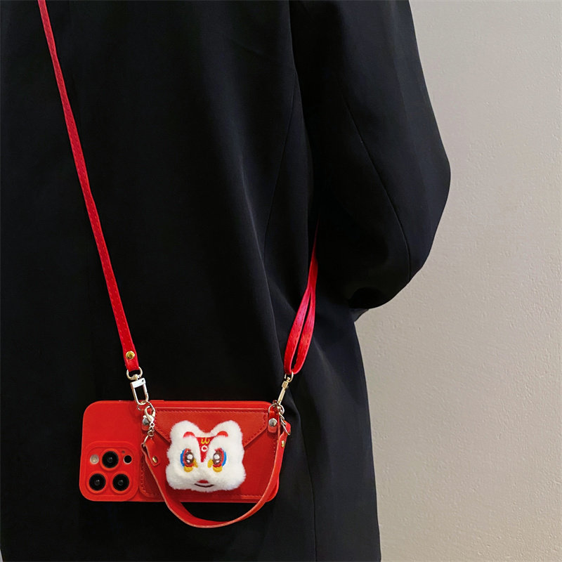 红色毛绒狮子零钱包适用iPhone16pro手机壳苹果17promax硅胶套13斜挎12背带挂绳11女新款14pro腕带15软保护套