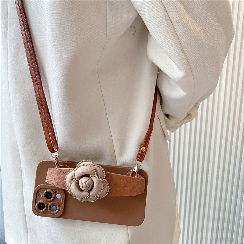 咖色金边山茶花腕带适用苹果17promax手机壳iPhone16Pro高档15pro皮质13挂绳12女款14plus硅胶11软xs防摔套xr