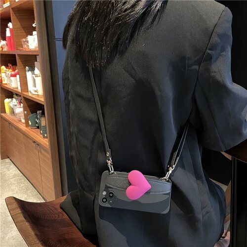 撞色玫红爱心手腕带斜跨手机壳女