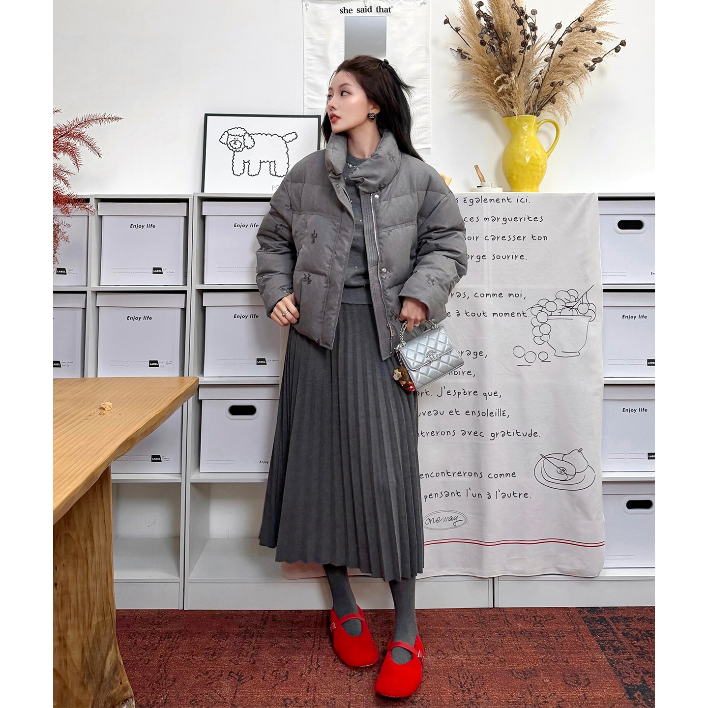 灰色短款刺绣格雷系白鸭绒羽绒服