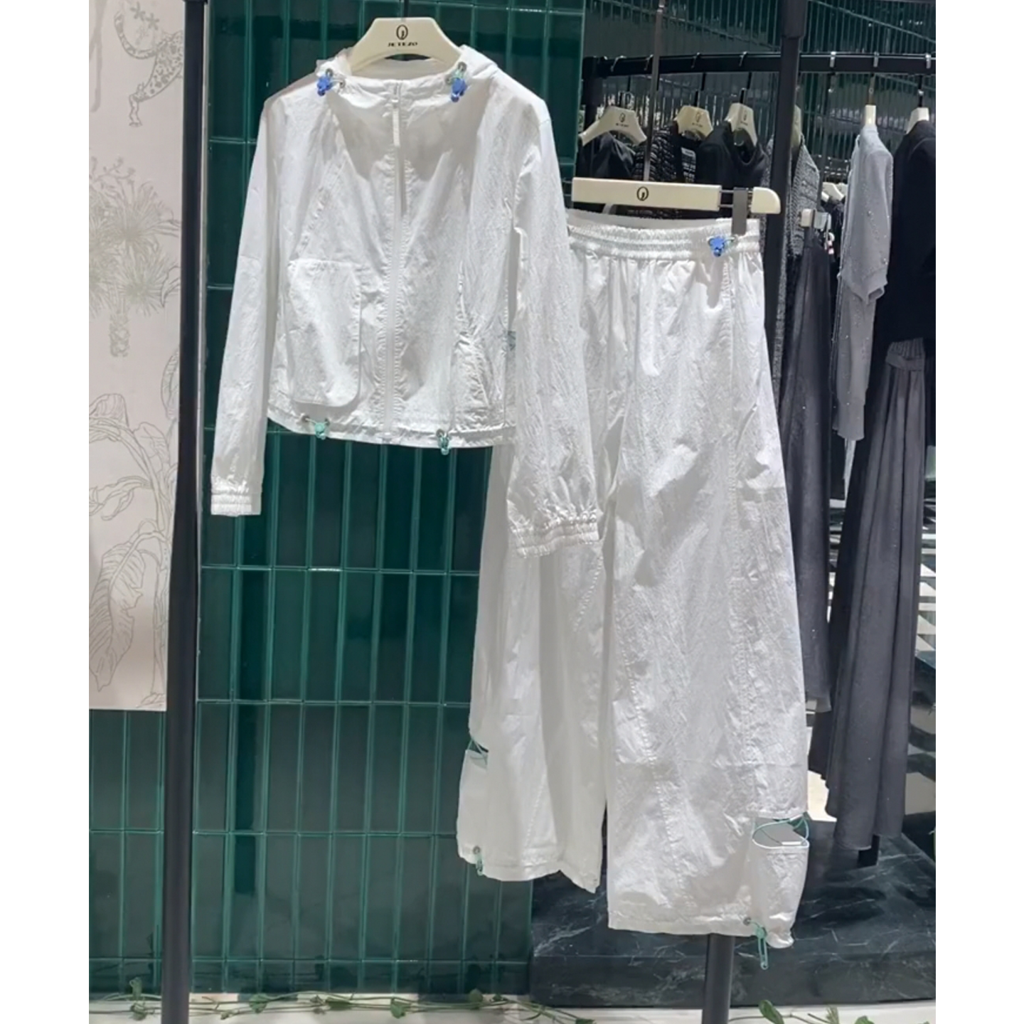 欧货时尚防晒套装女夏季薄款户外休闲连帽冲锋衣工装阔腿裤两件套