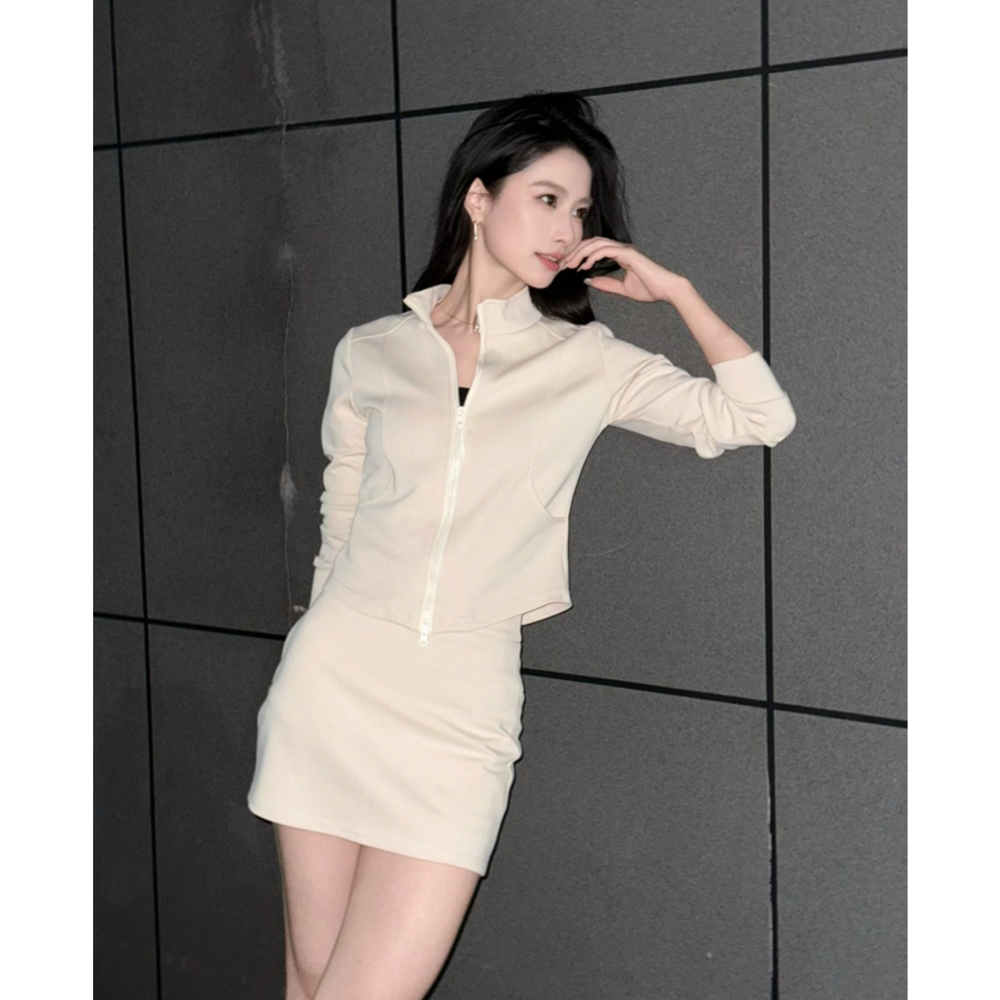 高级感巨好看的早秋一整套白色修身显瘦卫衣运动短裙两件套小香风