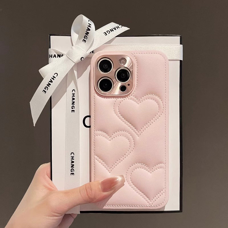 适用苹果16ProMax手机壳iPhone15pro高级感ins小香风印压爱心17皮质金属镜头15气质轻奢Air网红女高级手机套