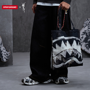 虫师联名 SprayGround鲨鱼嘴帆布袋潮流大容量手提袋