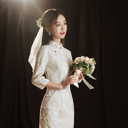 新中式改良白色订婚旗袍女年轻款少女秋季日常素雅高贵长袖连衣裙