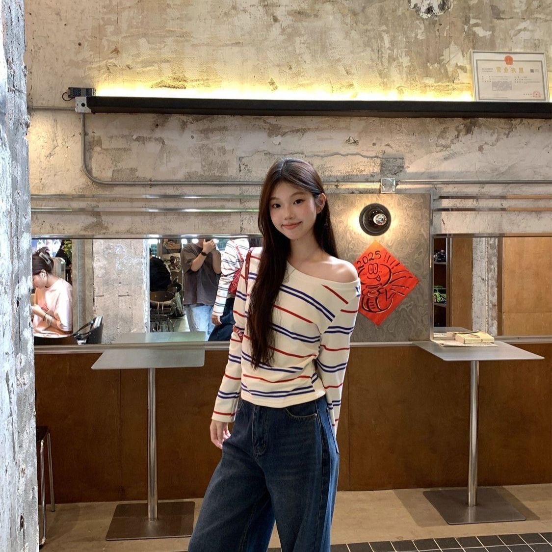 韩系米白色露肩长袖t恤女早秋设计感别致撞色条纹别致斜肩上衣ins