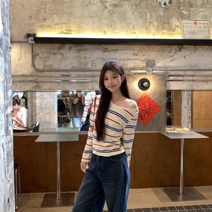 韩系米白色露肩长袖t恤女早秋设计感别致撞色条纹别致斜肩上衣ins