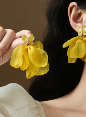 2025轻奢蝴蝶花瓣耳环小众设计黄色系甜美气质名媛时尚饰品耳坠