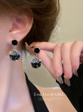 小众设计感高级冷性风几何黑色耳环女秋冬独特2026年新款潮耳坠