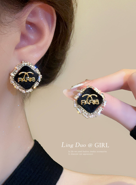 黑色植绒锆石字母耳钉轻奢高级感气质大气新款耳环秋冬复古耳饰女