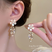 白色花朵镶钻流苏耳环2026新款 轻奢高级感耳钉小众独特耳饰女 爆款