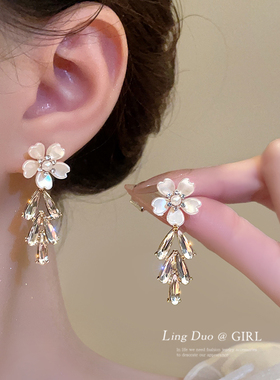 白色花朵镶钻流苏耳环2025新款爆款轻奢高级感耳钉小众独特耳饰女