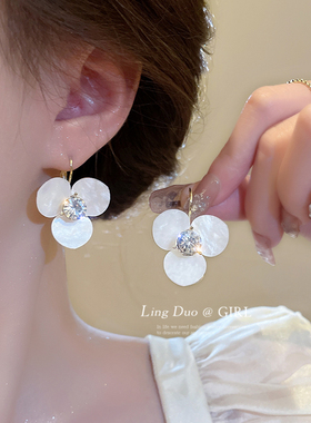 气质白色三花瓣花朵耳环女夏2025新款爆款耳饰夸张大气简约耳扣