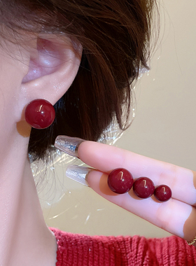 酒红色豆豆珍珠耳钉女复古港风红色耳环养耳洞耳棒睡觉免摘耳饰品