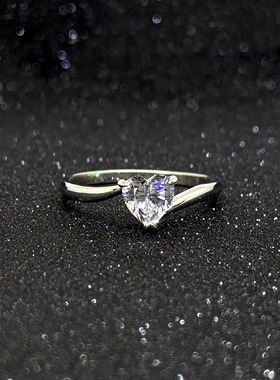 光托扭臂心形1克拉桃心戒指