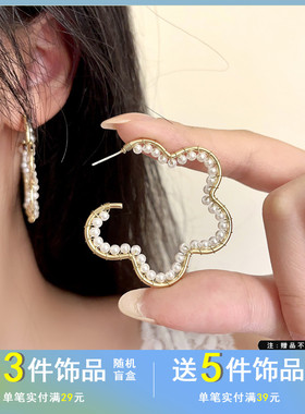 觅韩S925银针港风c字珍珠花朵耳环甜酷风大气耳饰女新款耳圈2778