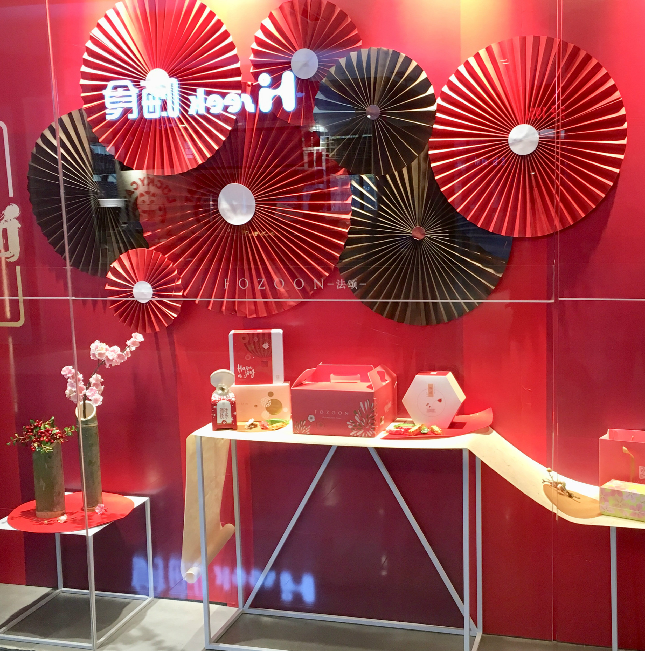 新年装饰元旦春节场景布置珠宝店铺橱窗美陈贴玻璃挂件吊饰纸扇花
