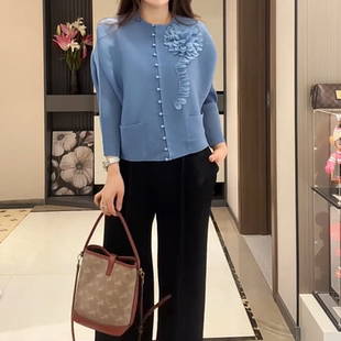 三宅褶皱盘花蝙蝠袖开衫加裤子两件套女新款显瘦套装时尚减龄女装