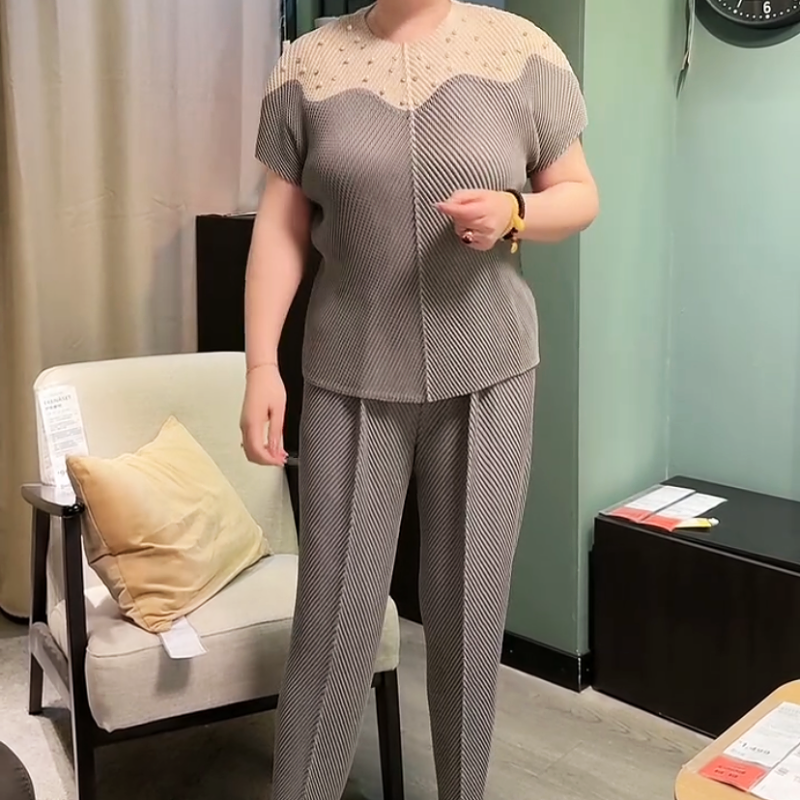 新款爆款龙鳞褶皱拼色钉珠圆领小衫套装女宽松遮肉时尚精品女装