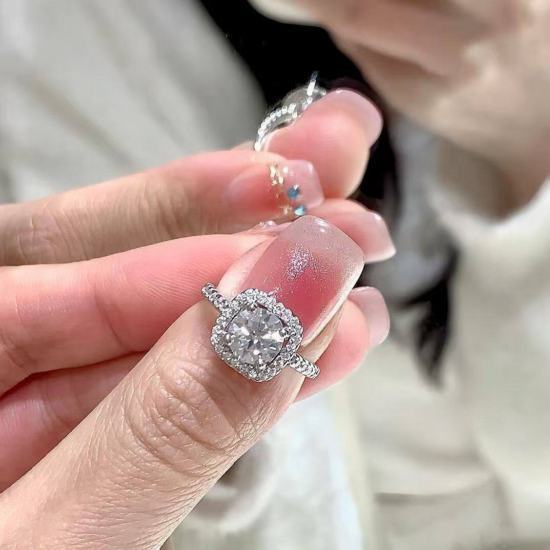 925纯银莫桑钻戒方包方糖戒指一克拉小众求婚钻戒指环送女友礼物