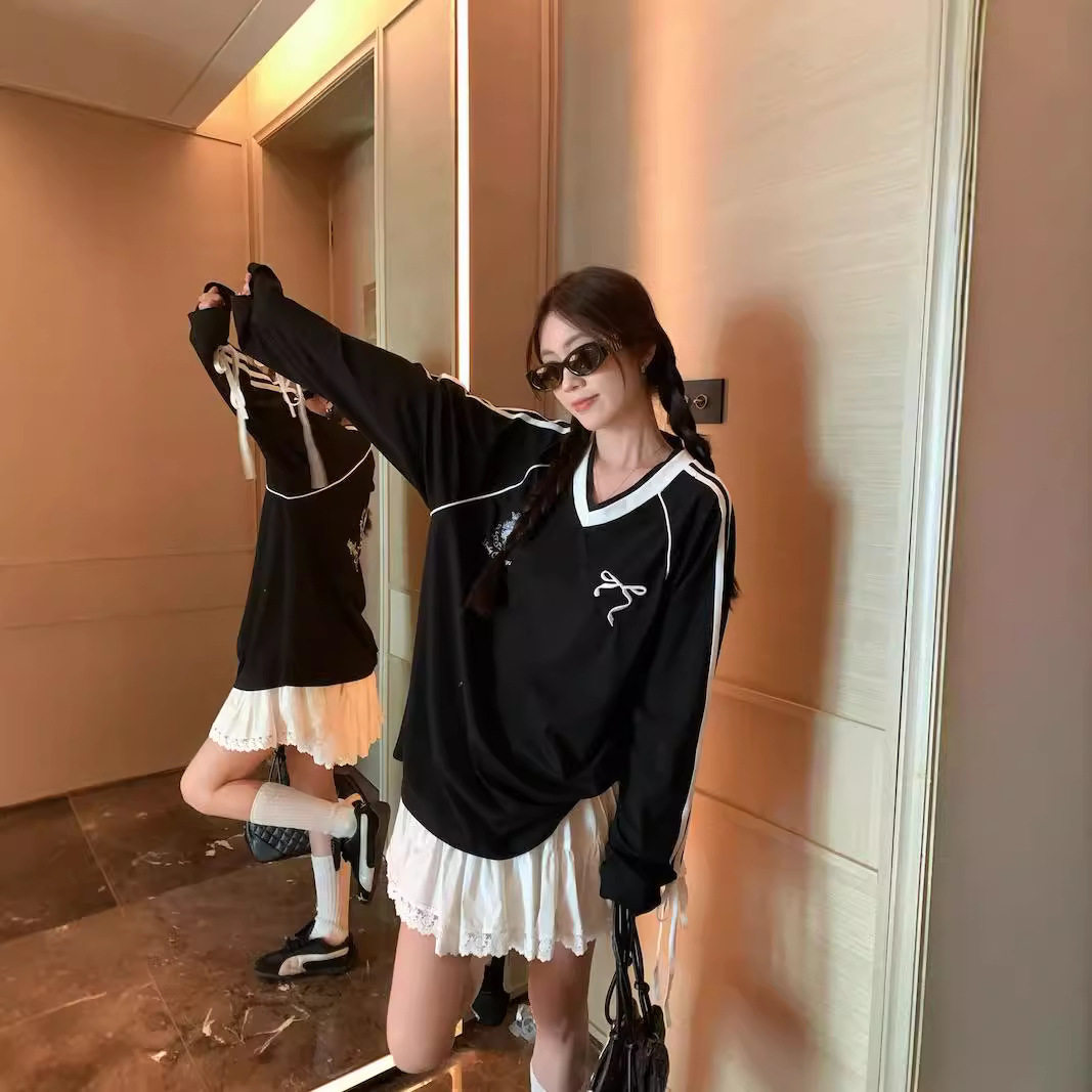 慵懒风撞色V领条纹卫衣女