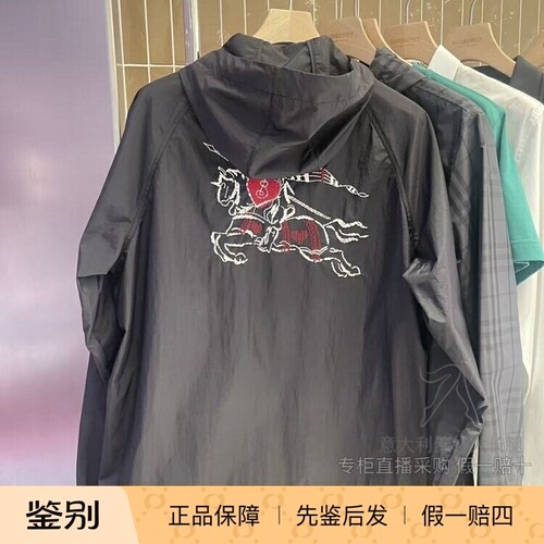 博柏利战马刺绣连帽外套