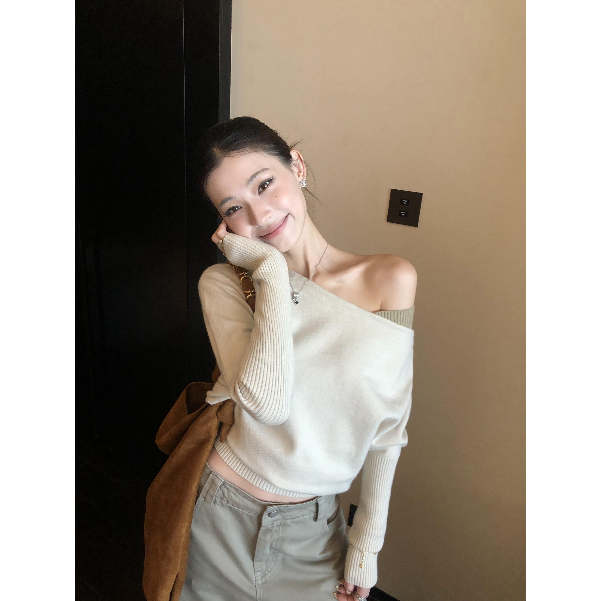 辰米范 秋日赴约 撞色斜肩拼接长袖毛衣针织衫女气质露肩慵懒上衣