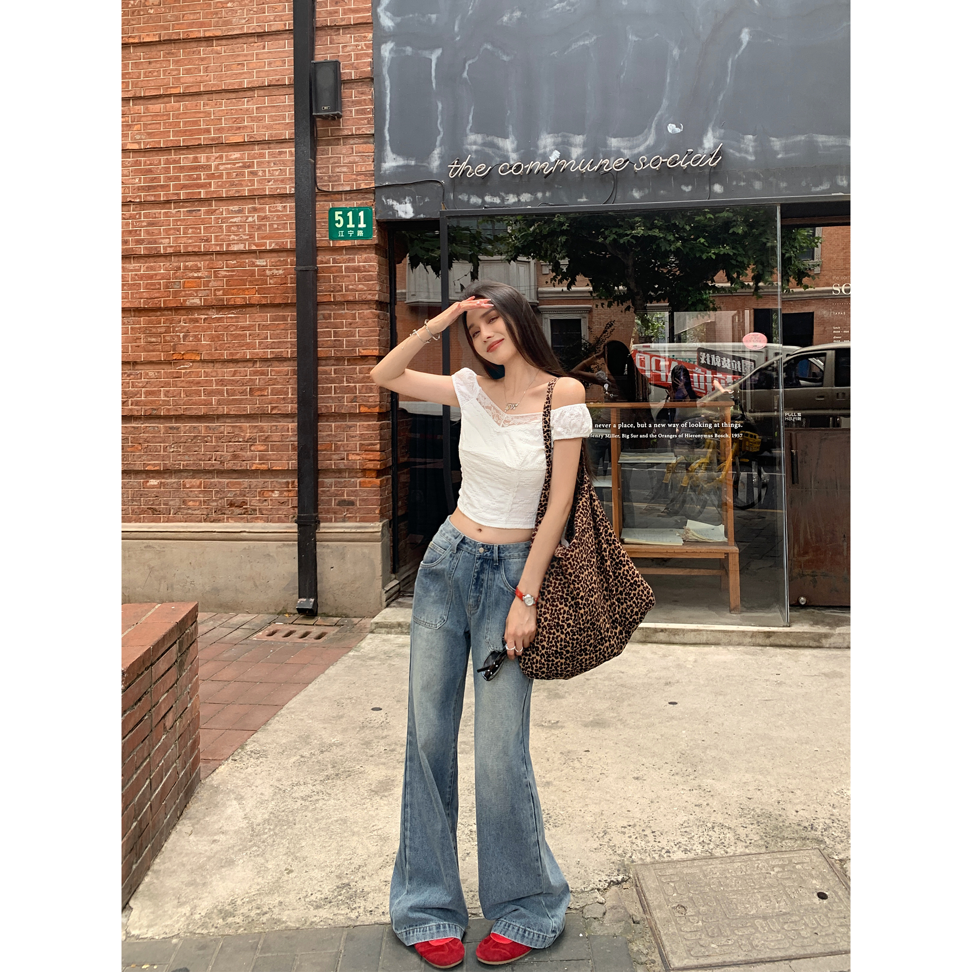 复古蓝微喇叭牛仔裤女