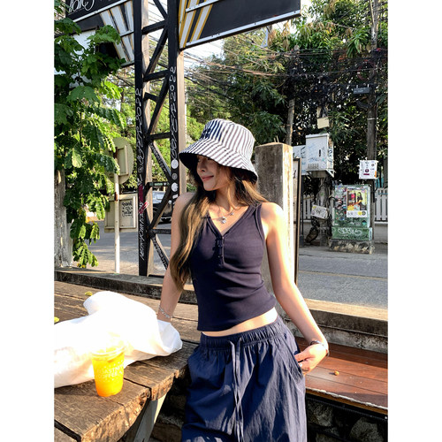 辰米范 今夏B备 人手一件！设计深V领吊带背心女软糯修身无袖上衣