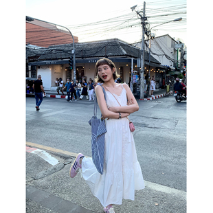 新款 拼接花边v领收腰裙气质显瘦长裙 白色吊带连衣裙女夏季 辰米范