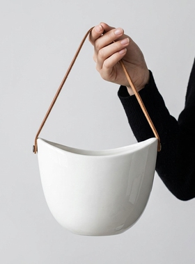 简约白色陶瓷半月包软皮手柄摆件