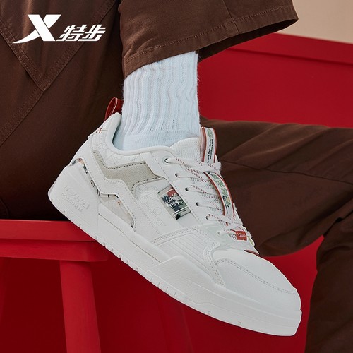 特步系带男子板鞋低帮革面休闲鞋